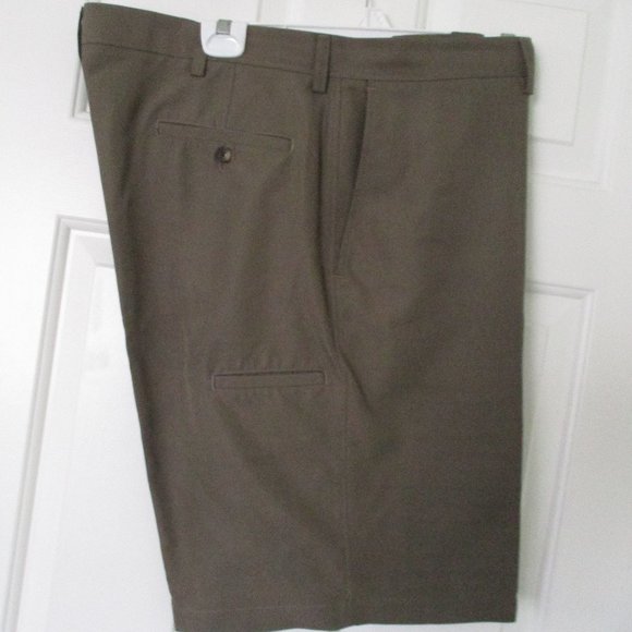 Haggar Mens Flat Front Brown Golf Short Pant Cell Phone Pocket NWOT - Size 40W - Picture 1 of 3